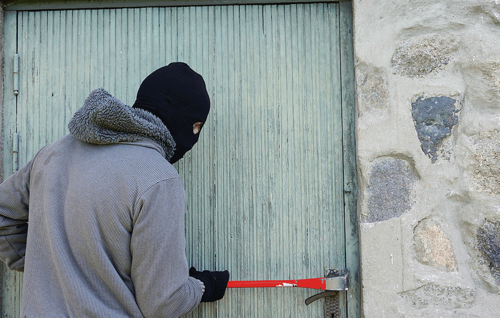 UPADAO U OTKLJUČANE STANOVE na Mirijevu! Sa jednog čiviluka ukrao TORBICU SA INSULINOM: 'Pratio sam ga, a kad je SKINUO KA<span style='color:red;'><b>PULJA</b></span>ČU..'   