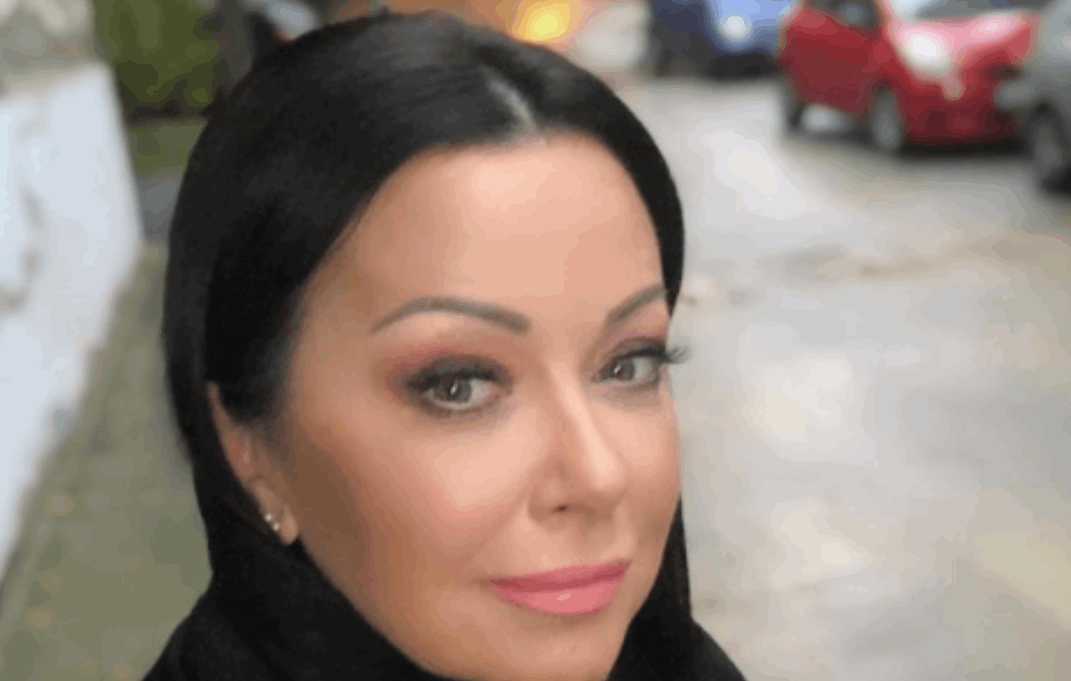 VODITELJKA DOŽIVELA PEH NA SCENI: Dragana Katić silazila sa scene pa PALA i sva se IZLOMILA 'Boli me, ali dobro' (VIDEO)