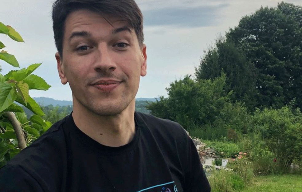 OVO JE OTAC VIKTORA SAVIĆA: Počeo sa glumi u SEDMOJ DECENIJI, a u novoj seriji ima istu ulogu kao i u stvarnom životu! (FOTO) 