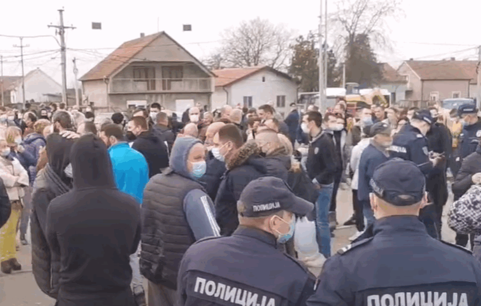 BATAJNIČANI BLOKIRALI PRUGU! Zahtevaju obećani NADVOŽNJAK da ne bi kružili 30 KILOMETARA! (VIDEO)   
