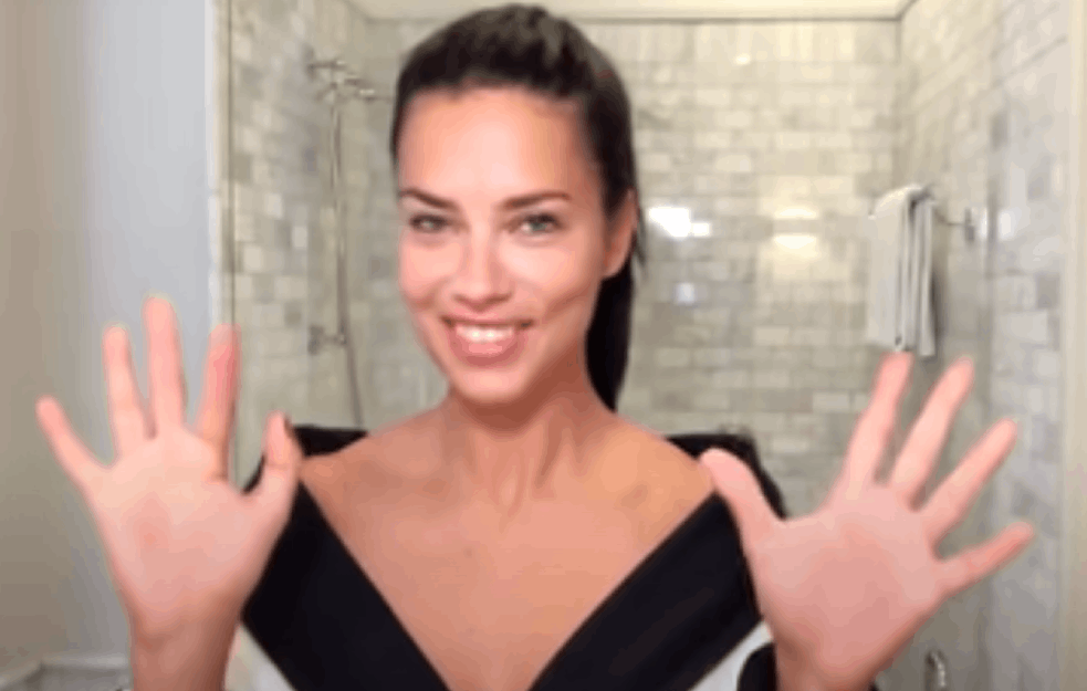 <span style='color:red;'><b>ADRIANA LIMA</b></span> OBJAVILA FOTKU SVOJE BAKE (103): Evo od koga je bivša 'srpska snajka' nasledila lepotu (FOTO)  