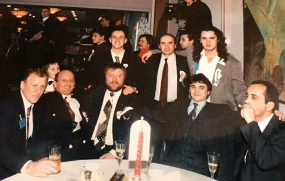 ISPLIVALA NIKAD VIĐENA FOTOGRAFIJA SA CECINE I ARKANOVE SVADBE: <span style='color:red;'><b>Joca Amsterdam</b></span>, Bombona, Pijuk, Manda, Aleks i DVA NAŠA PEVAČA! (FOTO)