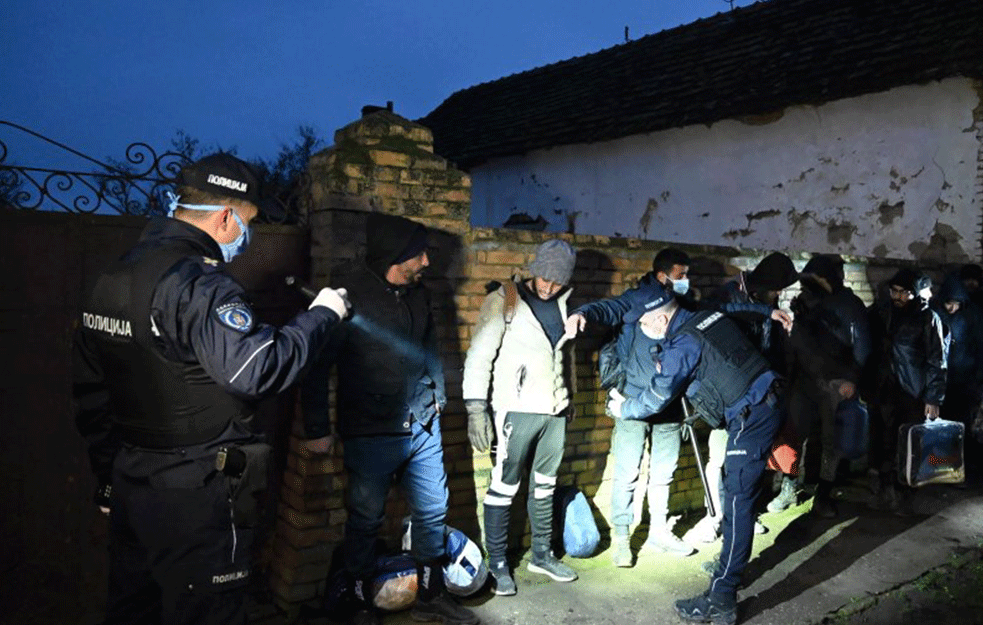 OBJAŠNJENJE SITUACIJE SA MIGRANTIMA U EVROPI: Lutaju u suprotnom smeru od svojih <span style='color:red;'><b>uverenja</b></span>! 