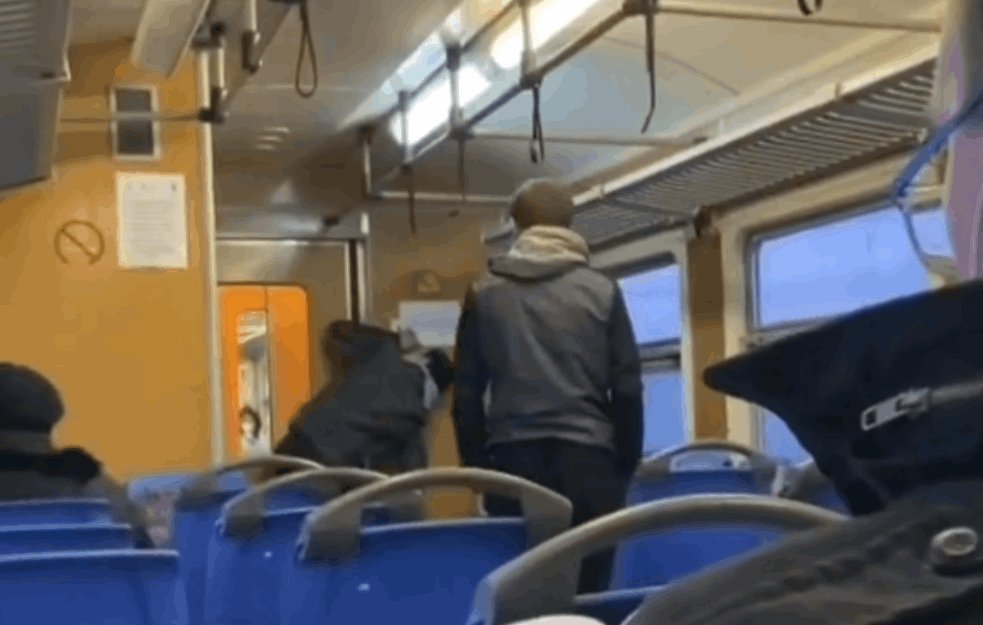 NOVI 'TIK TOK' IZAZOV ILI DEČIJA GLUPOST: Putnici u vozu za Batajnicu snimali dečake koji PIJU sredstvo za dezinfekciju (VIDEO)