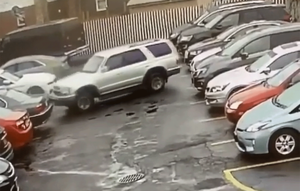 OVAKVO I<span style='color:red;'><b>SPARK</b></span>IRAVANJE JOŠ NISTE VIDELI: Uništio automoboil, čovek se uhvatio za glavu (VIDEO)