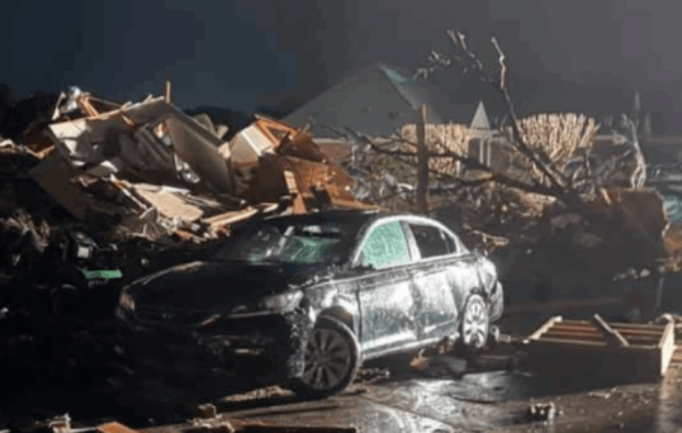 TORNADO SRAVNIO SA ZEMLJOM GRAD U SAD: U Severnoj Karolini kao da je PROTUTNJAO VOZ preko kuća, ima mrtvih (VIDEO, FOTO) 

