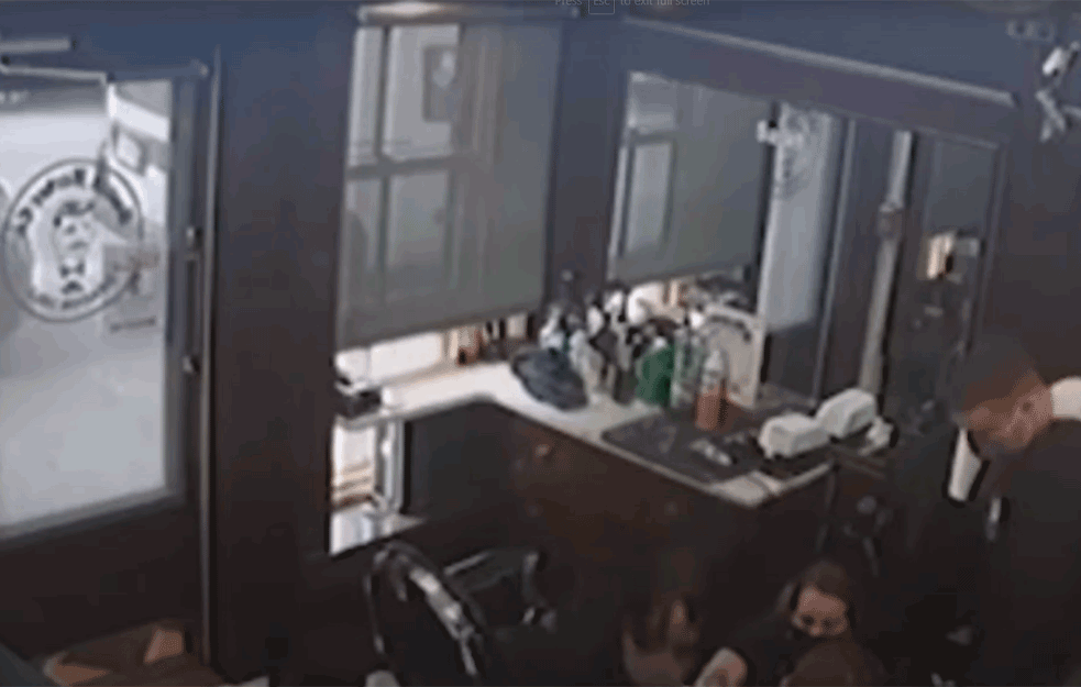 HOROR U SALONU: Dok je šišao mušteriju, FRIZER se sapleo i IZBO MAKAZAMA po vratu! (VIDEO)

