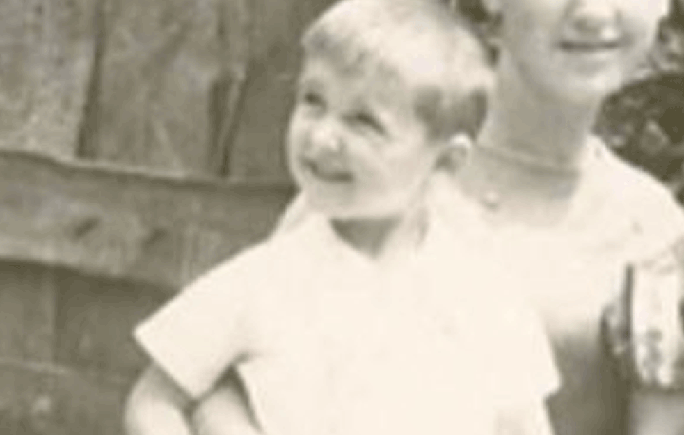 DA LI PREPOZNAJTE POZNATOG PEVAČA? Objavio je sliku iz detinjstva i OTKRIO ŠTA GA INSPIRIŠE da dosegne visine! (FOTO)



