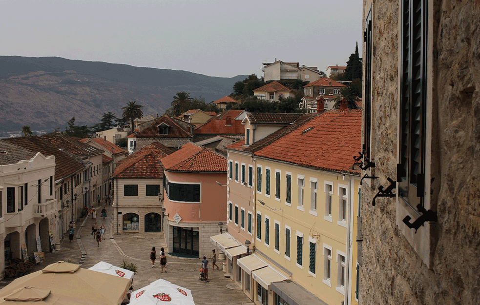 SRAMOTA! Opština <span style='color:red;'><b>Herceg Novi</b></span> pripojila PRIZREN tzv. Republici Kosovo! (FOTO)