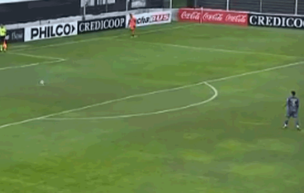 IMA LI VEĆEG BLAMA? Zaleteo se na PENAL sa pola terena, CUPKAO, zastajkivao, a ONDA OVO! (VIDEO)