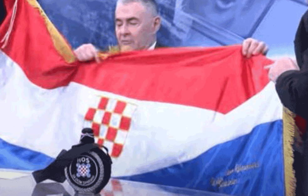 PROMOCIJA FAŠIZMA U HRVATSKOJ EMISIJI: General dobio na poklon USTAŠKU ZASTAVU i rakiju sa natpisom <span style='color:red;'><b>ZA DOM SPREMNI</b></span>!     