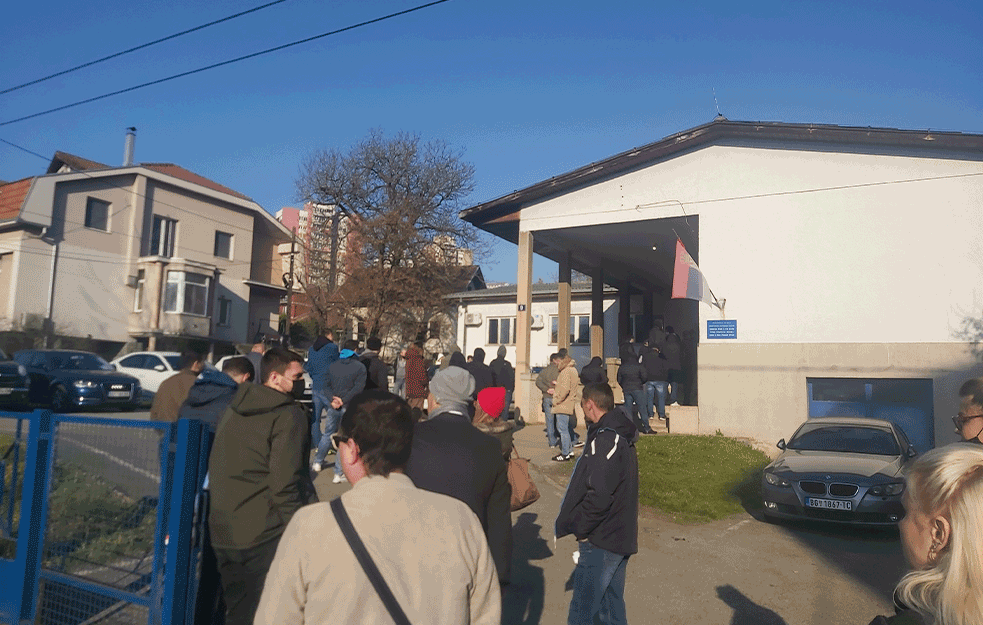 GUŽVE PRED POLICIJSKOM STANICOM U RAKOVICI: Nerazumna odluka o PREKRŠAJIMA stvorila nepregledne REDOVE!