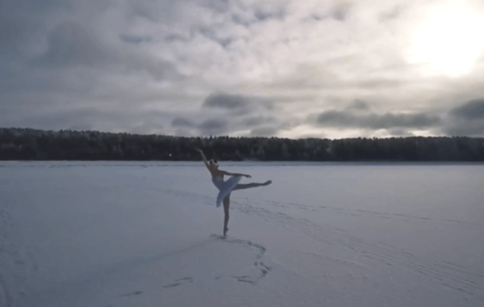 '<span style='color:red;'><b>LABUDOVO JEZERO</b></span>' NA MINUS 15: Ruska balerina zaplesala na zaleđenoj obali zaliva (FOTO+VIDEO)
