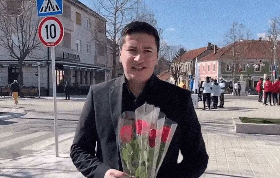 DAJKOVIĆ DELIO RUŽE ZA <span style='color:red;'><b>OSMI MART</b></span> pa zakucao i na svoja vrata: Danas sam radio za budućnost NIKŠIĆA, noćas za budućnost DAJKOVIĆA! (VIDEO) 