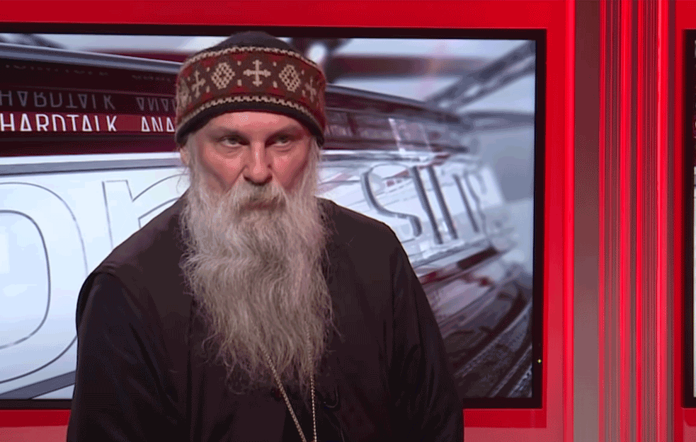 PO MNOGO ČEMU NEOBIČAN! Vladika Jovan skače padobranom i obožava Lajbah: To ne možete razumeti kroz <span style='color:red;'><b>Dženis Džoplin</b></span> ili Seks Pistols