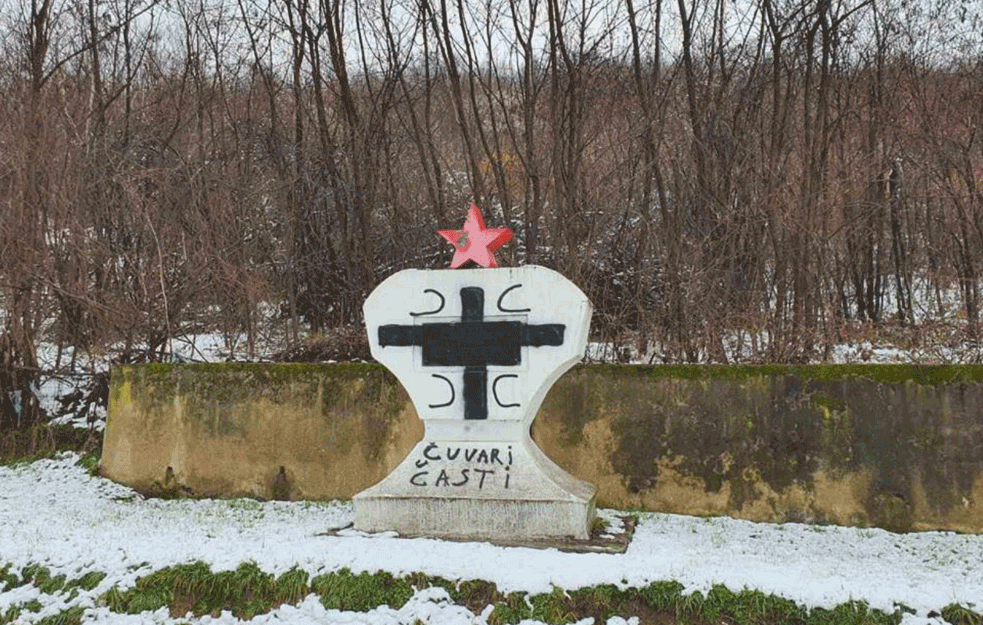 OSKRNAVLJEN SPOMENIK POGINULIM <span style='color:red;'><b>PARTIZANI</b></span>MA: Na obeležju kraj Lebana napisano ''ČUVARI ČASTI''!