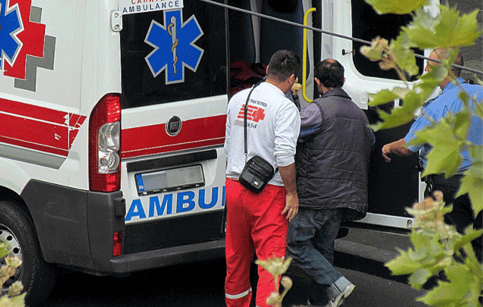 TRAGEDIJA NA VOŽDOVCU: Stariji čovek se bacio sa zgrade!