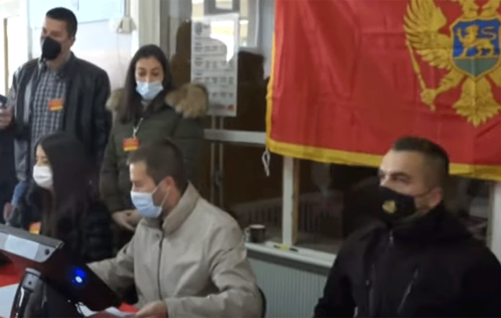 Aktivisti DPS-a NAPALI AKTIVISTE koalicije ZA BUDUĆNOST NIKŠIĆA! 

