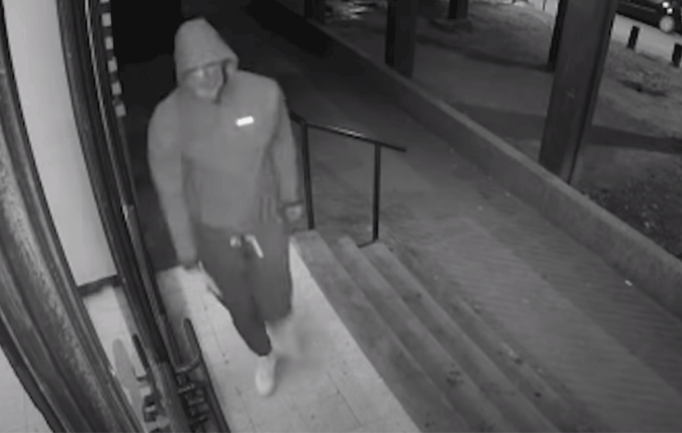MANIJAK SA CERAKA PONOVO NAPAO: Kamere snimile <span style='color:red;'><b>PRESRETANJE</b></span> još jedne devojčice! Sačekao je sa SKINUTIM PANTALONAMA (VIDEO)

