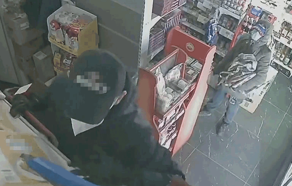 UHVAĆENI PLJAČKAŠI NA ZVEZDARI! Obili vrata marketa <span style='color:red;'><b>PAJSER</b></span>OM, pa pokušali da OTVORE SEF!     