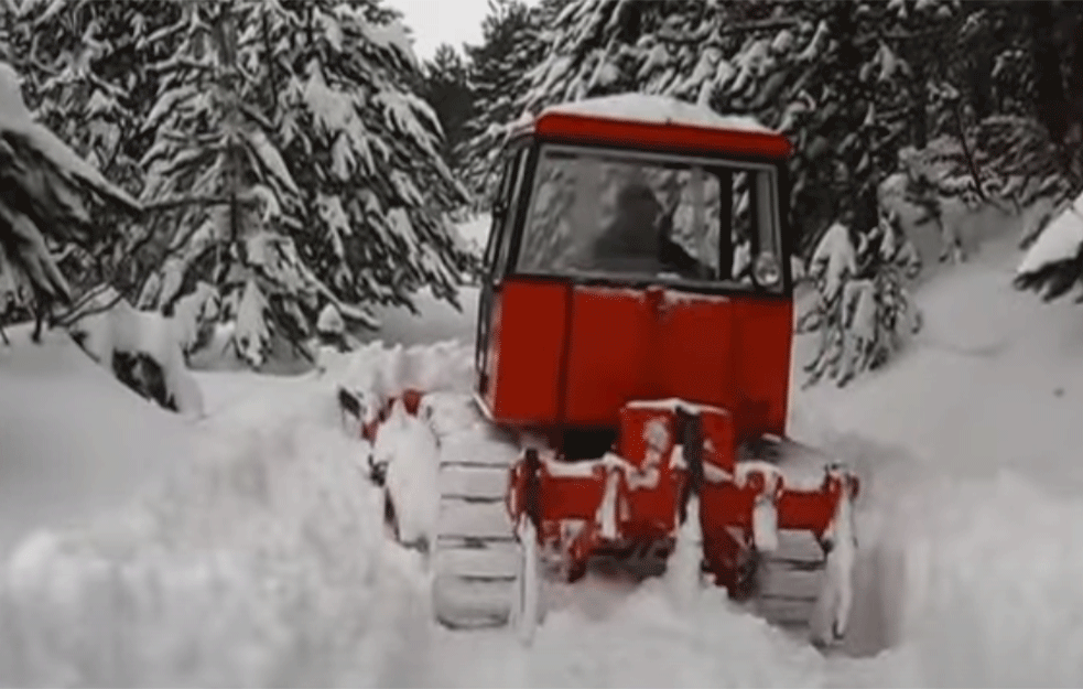 HEROJSKI GEST LEKARA IZ NOVOG PAZARA: <span style='color:red;'><b>Buldožer</b></span>om SPUSTILI sa zavejane Golije teško bolesnog pacijenta i spasli ga sigurne smrti