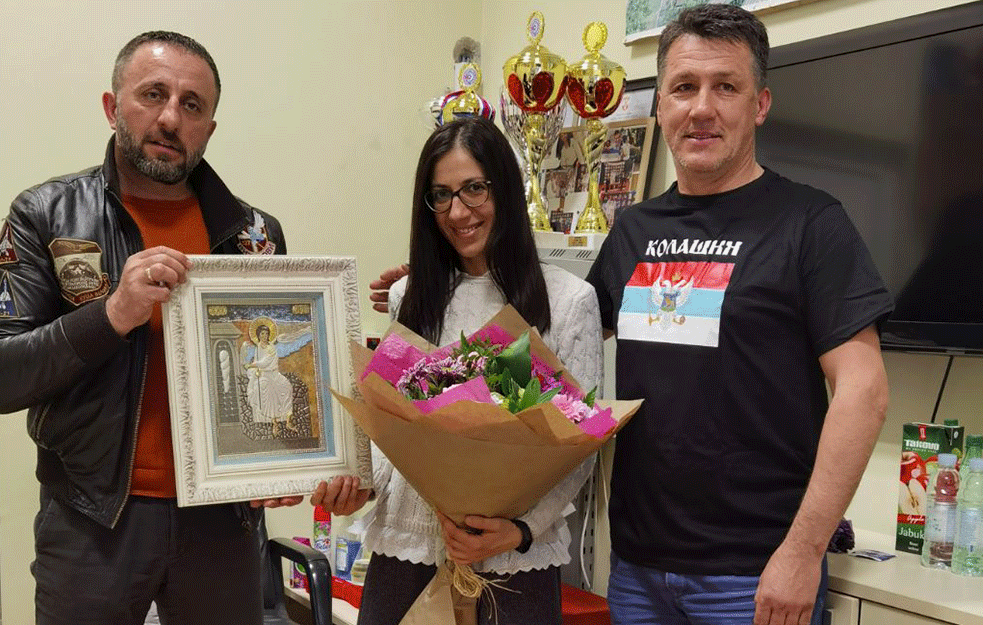 DIRLJIV SUSRET SA ČLANOVIMA NVO: Pesma <span style='color:red;'><b>NE DAMO SVETINJE</b></span> Dragane Mirković vodila narod u pobednički hod za vreme litija u Crnoj Gori! (FOTO+VIDEO)