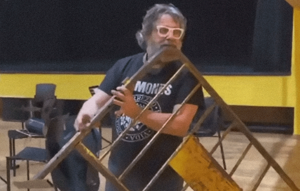 NAJBIZARNIJI INSTRUMENT IKADA VIĐEN: Uzeo ogradu, prineo ustima i ZASVIRAO, prolaznici u šoku (VIDEO)