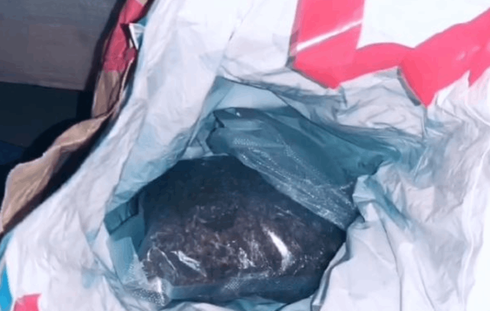 AKCIJA 'GNEV' SE NASTAVLJA: Mladić u stanu na Novom Beogradu krio KILOGRAM KANABISA (FOTO)