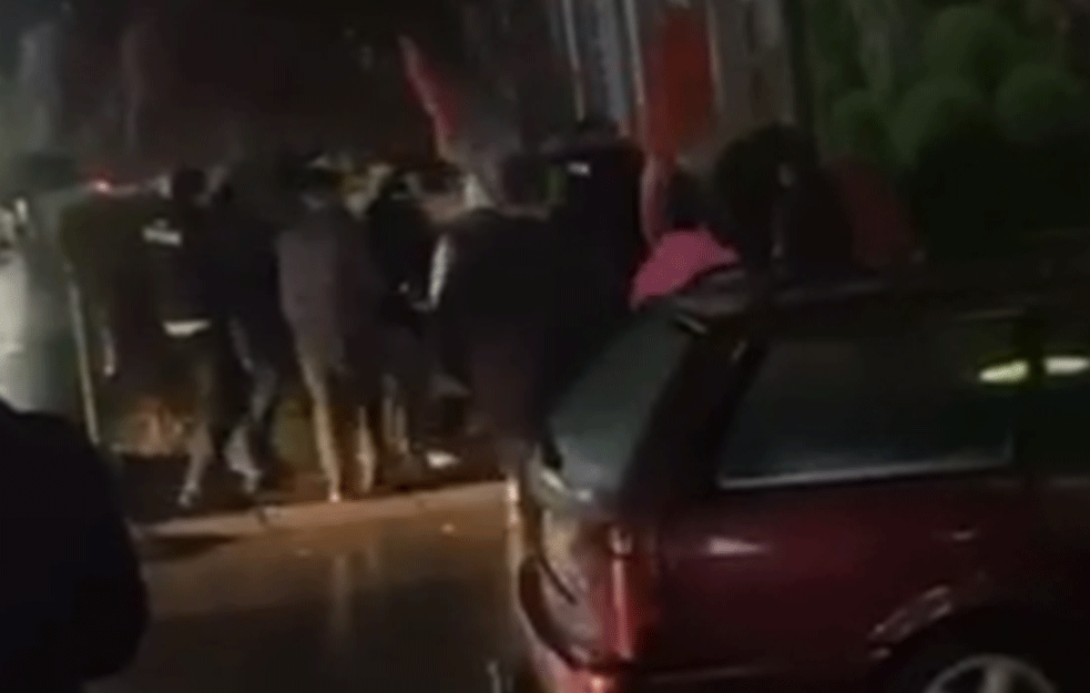 Snimak napada na novinara Seada Sadikovića tokom 'patriotskog' skupa u Bijelom Polju, zadobio povrede glave (FOTO+VIDEO)