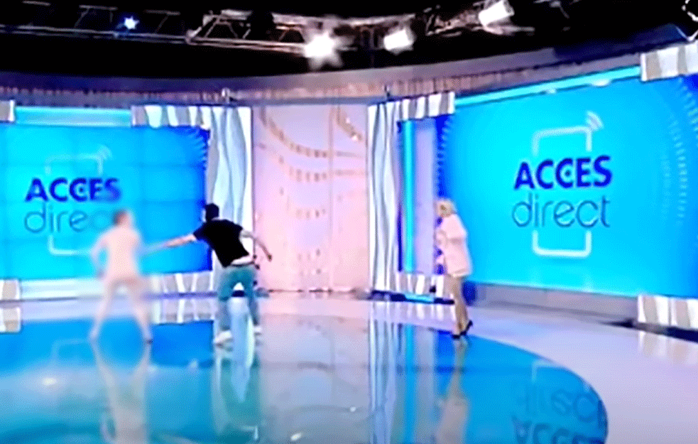 HAOS U EMISIJI UŽIVO: <span style='color:red;'><b>Gola žena</b></span> upala u studio i gađala VODITELJKU CIGLOM! (VIDEO)