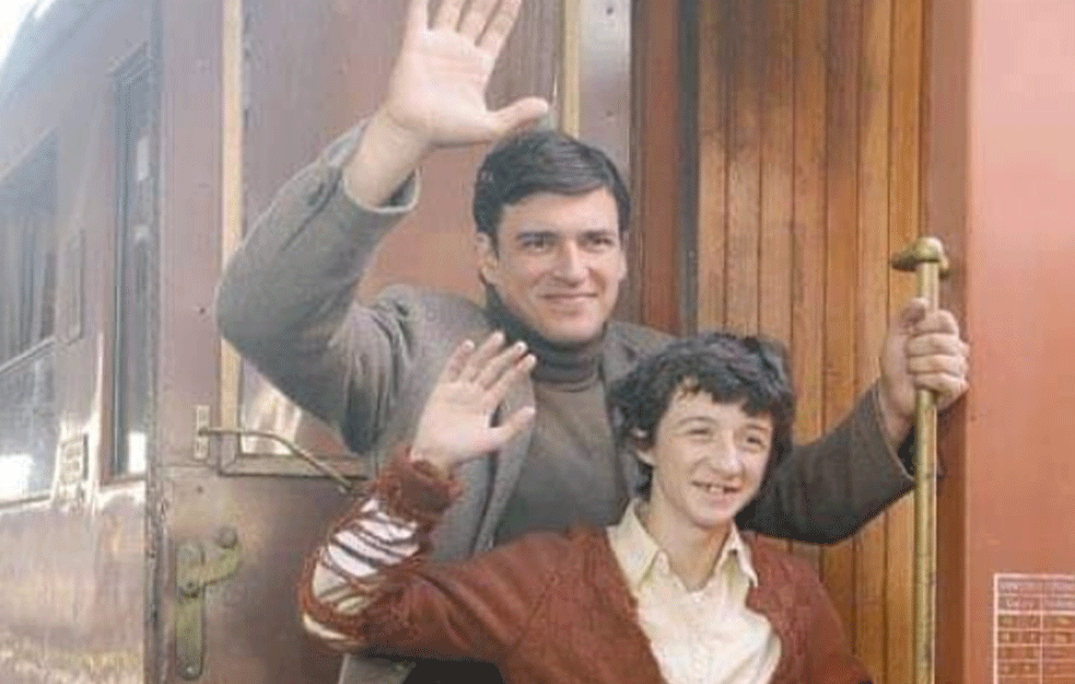 Imao je 13 godina kad je glumio Stanoja u Montevideu i TEŽAK život : Njegova porodica morala je da proda kuću zbog besparice, a danas glumac izgleda OVAKO! (FOTO)