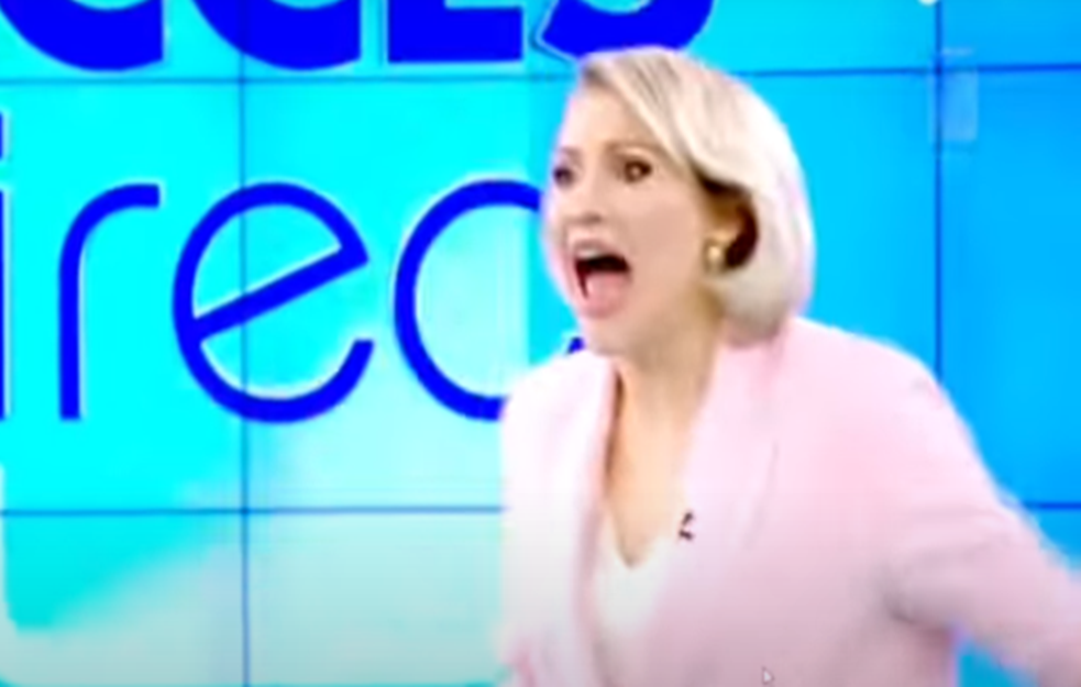 NAPAD NA SNIMANJU EMISIJE: GOLA ŽENA upala u studio i CIGLOM GAĐALA VODITELJKU! (VIDEO)       