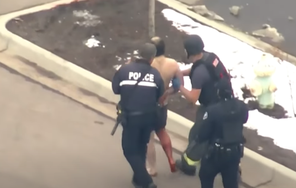 MASAKR U KOLORADU U KOM JE STRADAO SRBIN (23) POKRENUO JOŠ JEDNOM PITANJE: Koliko je u Americi oružje dostupno, da li ga je lako nabaviti i kakve su procedure za nabavku? 