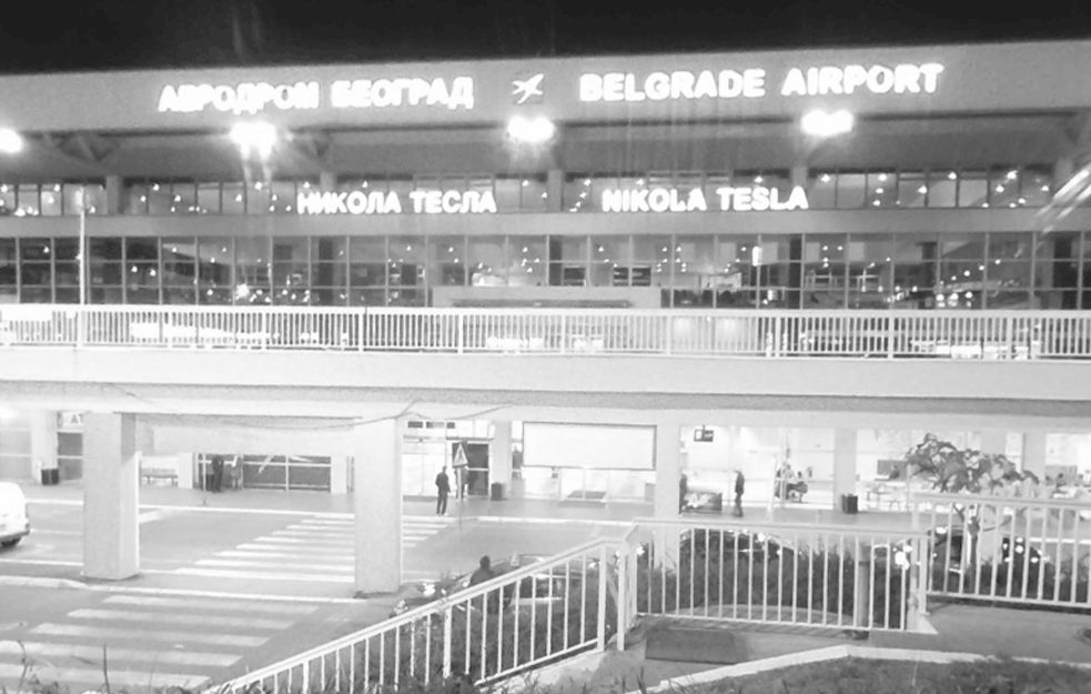 TRAGEDIJA NA BEOGRADSKOM AERODROMU: Radnik poginuo kad se na njega obrušio kontejner sa ŠUTOM!