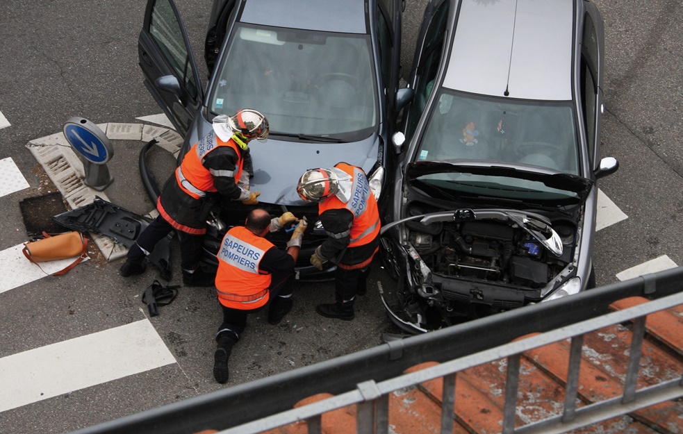 TEŠKA NESREĆA NA PUTU TREBINJE-DUBROVNIK: Automobil udario u brdo, četri osobe povređene