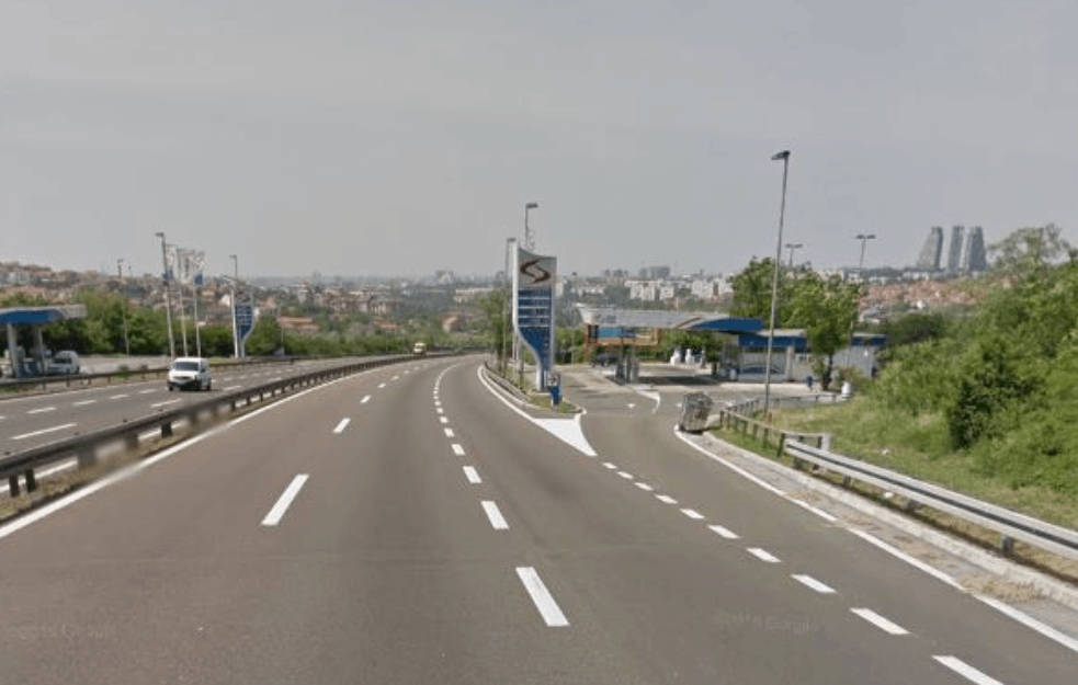 UDES KOD MOKROLUŠKOG BRDA: Vozač IZGUBIO KONTROLU nad automobilom, isprevrtao se pa SLETEO na auto-put