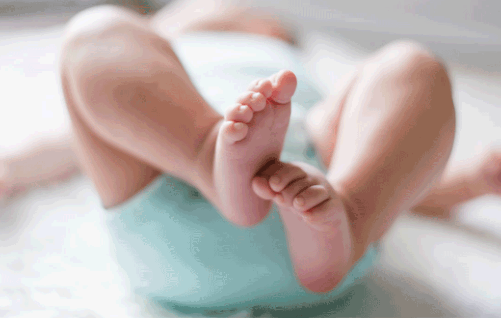 TRAGEDIJA! Dečak (3) slučajno UBIO BRATA: Pištolj pronašao u PORODIČNOM stanu 