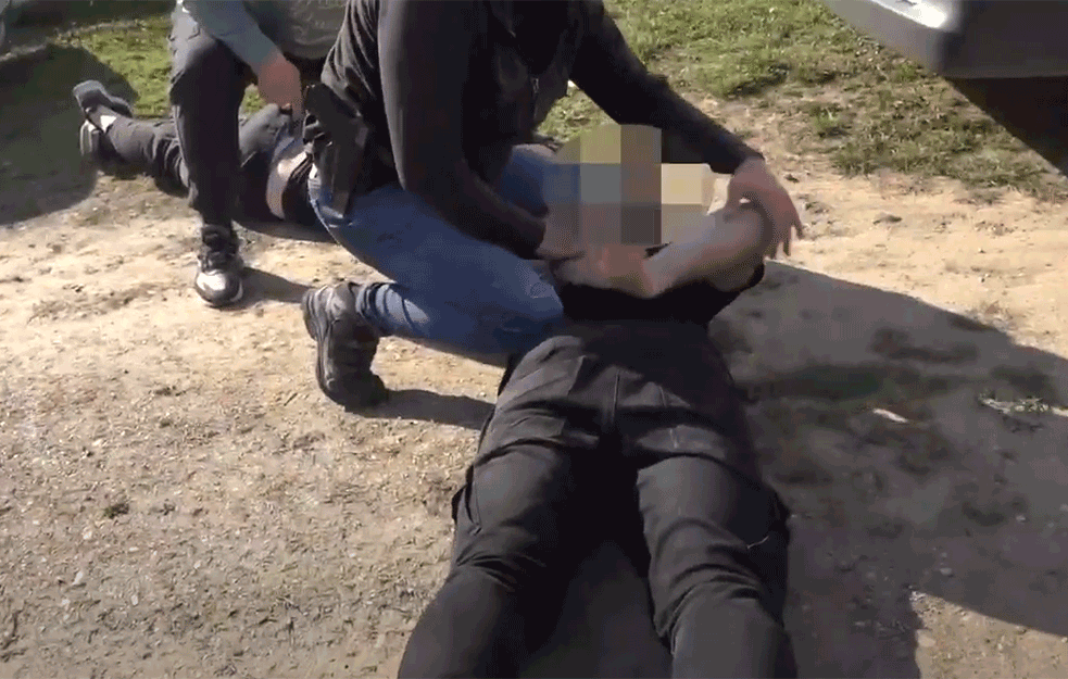 <span style='color:red;'><b>AKCIJA GNEV</b></span> SE NASTAVLJA: Pet osoba uhapšeno  prilikom primopredaje 50 kg DROGE! (VIDEO)





