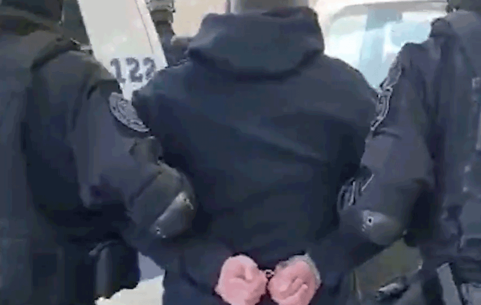 ŠARIĆEV ZET IZRUČEN IZ SRBIJE U CRNU GORU: Zindović <span style='color:red;'><b>osuđen za UBISTVO</b></span>, posle BEKSTVA iz zatvora UHAPŠEN u Beogradu! (VIDEO)





