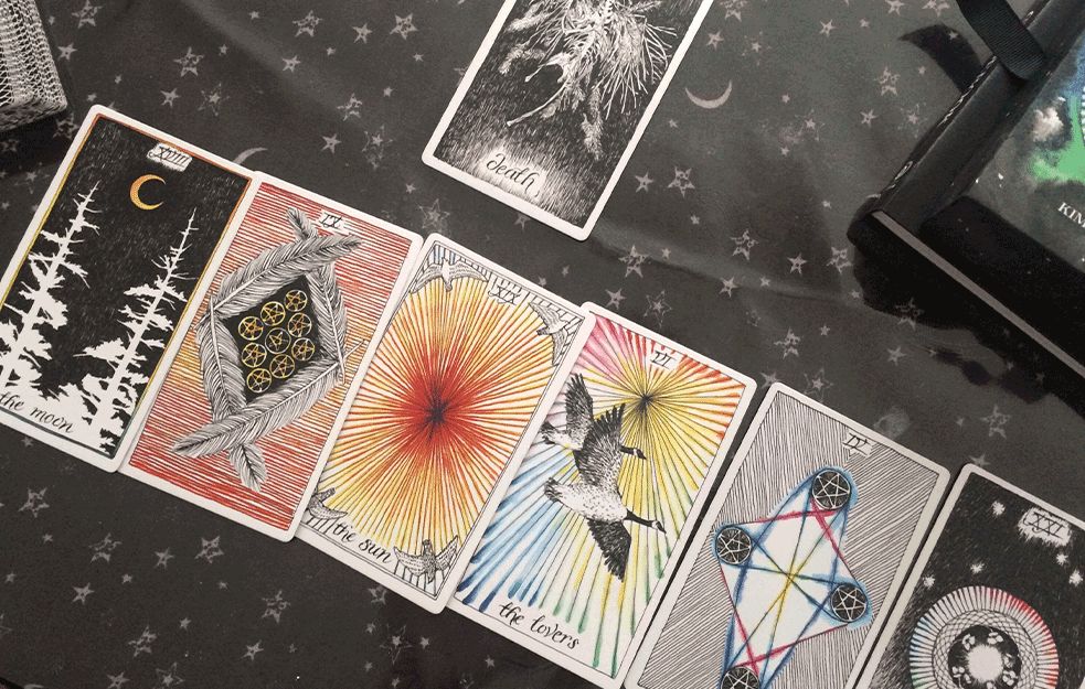 KOJA <span style='color:red;'><b>TAROT</b></span> KARTA VAM PRIVLAČI PAŽNJU? Odaberite i otkrijte kakve vas VESTI čekaju u APRILU! 