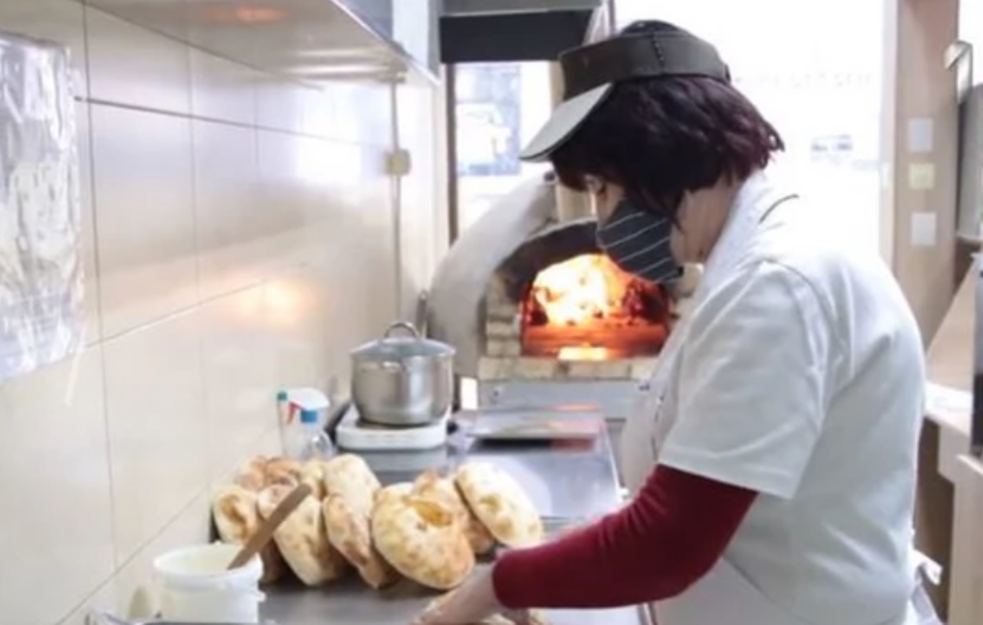 HUMANOST PEKARA IZ ČAČKA: Svi koji su GLADNI ovde mogu dobiti <span style='color:red;'><b>peciva</b></span> BESPLATNO, sve što preostane PODELE DECI