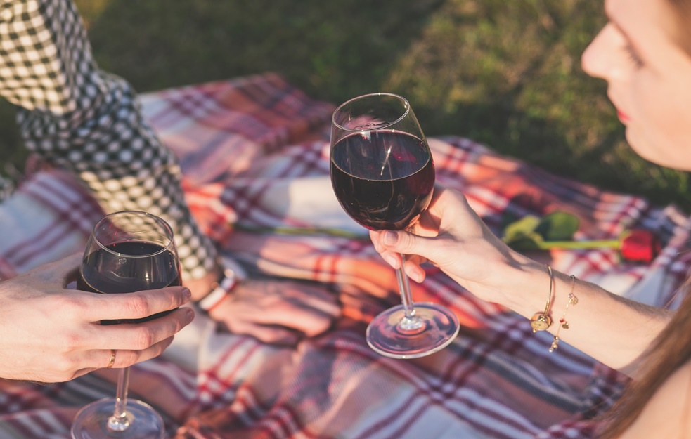 Čašica ALKOHOLA za bolju EMOTIVNU VEZU? Ljudi koji piju sa partnerom DUŽE OSTAJU ZAJEDNO  