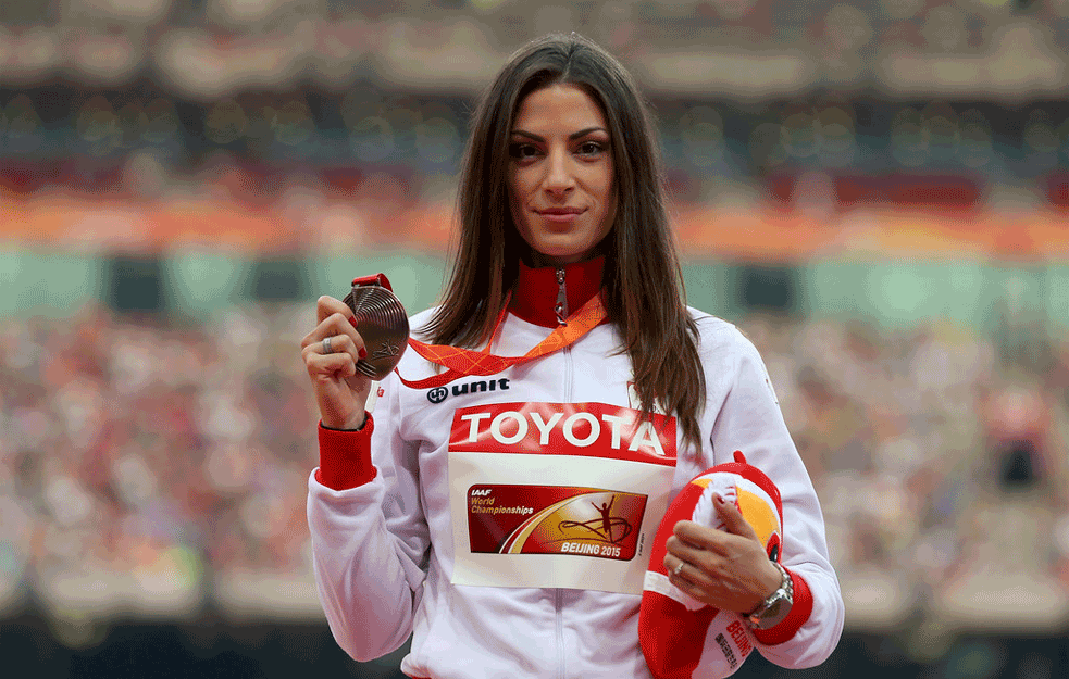 IVANA ŠPANOVIĆ UŽIVA NA PLAŽI: Šampionka pokazala ZMIJSKO TELO U BIKINIJU! (FOTO)