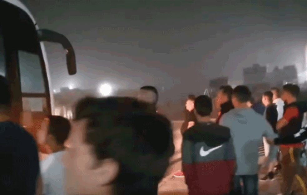 MIGRANTI POBEGLI IZ KARANTINA: Preko 55 azilanata preskočilo je ogradu, sumnja se da su svi ZARAŽENI!