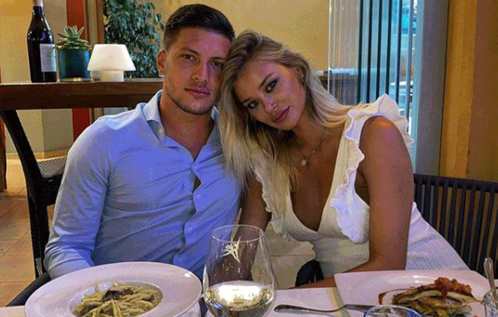 SOFIJA I LUKA JOVIĆ PROSLAVILI PRVI ROĐENDAN SVOM SINU: Na slavlje doveli i KONJA! (FOTO)
