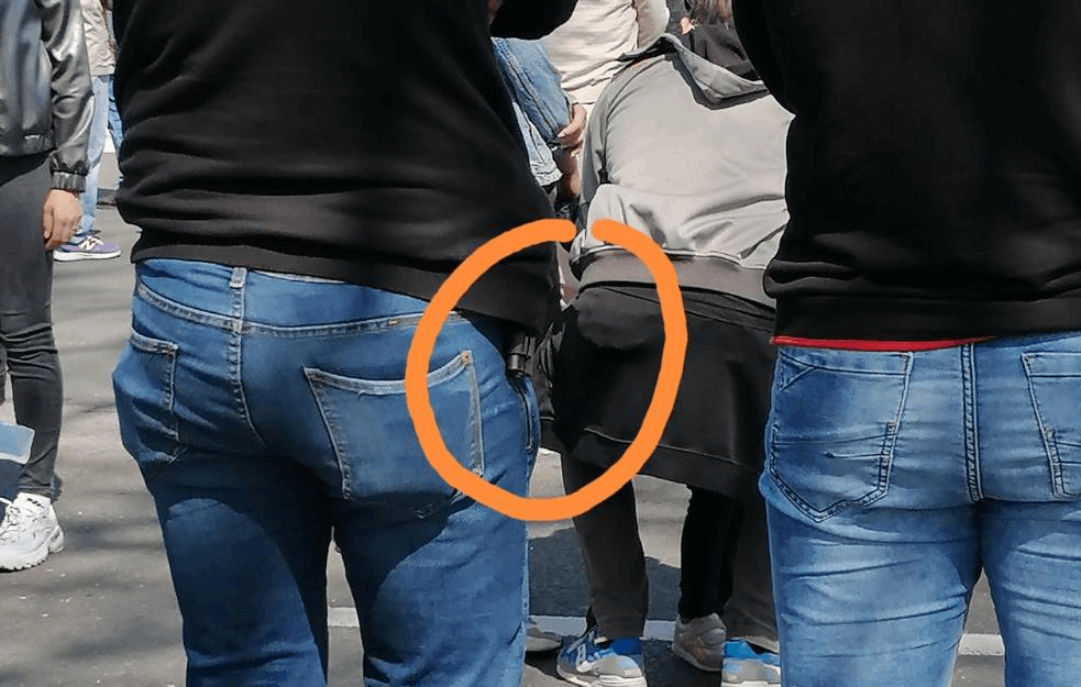 MLADIĆI SA PIŠTOLJIMA primećeni na PROTESTU pred Skupštinom! (FOTO)