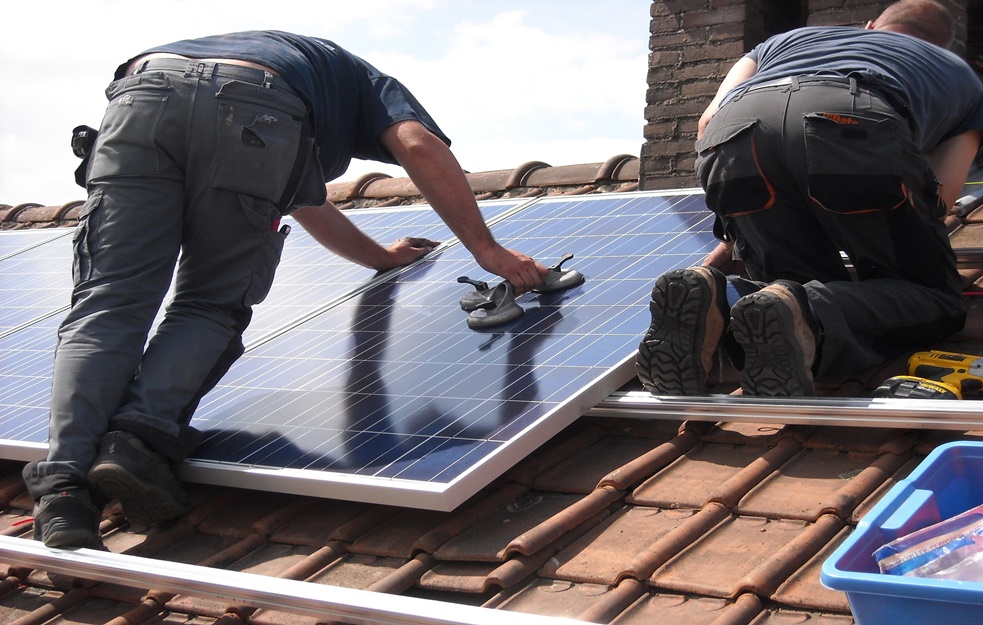 Kako domaćinstva da počnu da PROIZVODE STRUJU? <span style='color:red;'><b>Električna energija</b></span> u svakom domu uz SOLARNE PANELE
