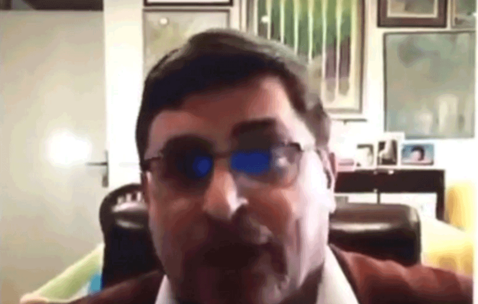 URNEBESNE SCENE TOKOM ZOOM <span style='color:red;'><b>PREDAVANJA</b></span>: Profesor predaje, a iza njega se dešava nešto od čega će vam krenuti suze na oči! (VIDEO) 