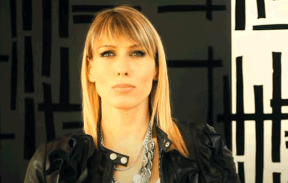 BILA JE PEVAČICA GRUPE 'MOBI DIK' A ONDA SE POVUKLA SA SCENE: Aleksandra Perović DANAS JE PROFESORKA i ovako izgleda, a evo čime se bavi otac njenog deteta! (FOTO)





