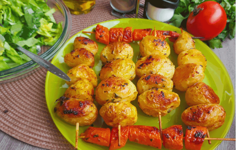 BRZI RUČAK PO BAKINOM RECEPTU: Mladi <span style='color:red;'><b>krompiri</b></span>ći na ražićima prste da poližeš, spremaju se za pola sata! (RECEPT + VIDEO)   